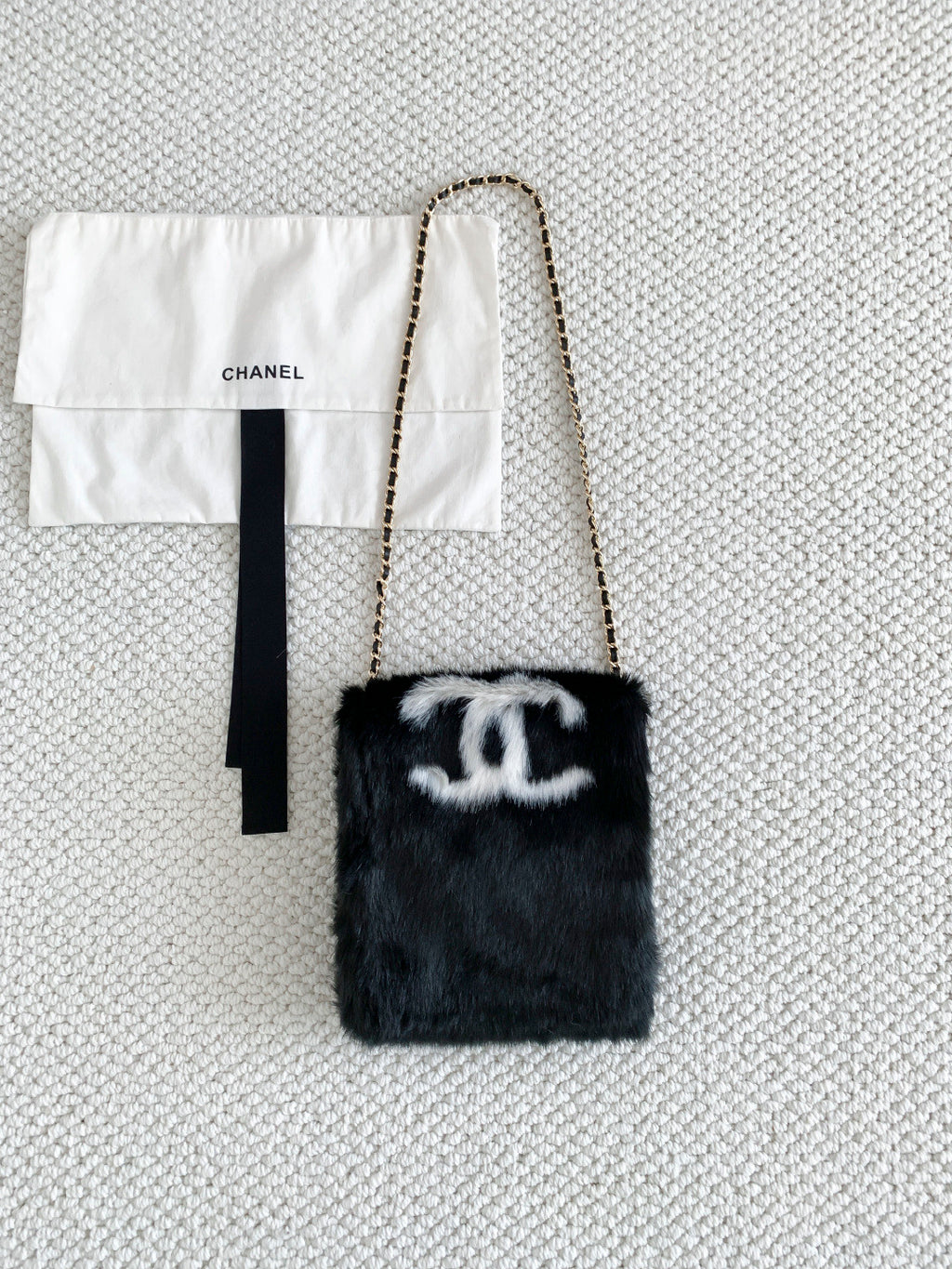 Chanel Autumn/winter Plush Chain Crossbody Bag With Double C Logo Stylish And Trendy Exquisite Handbag In Black And White #192905