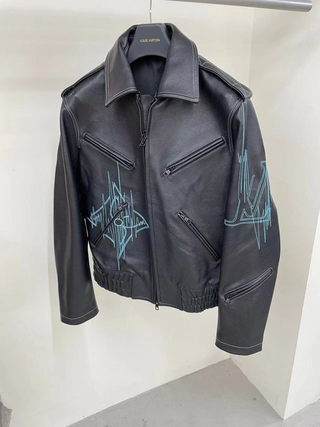 Louis Vuitton Men's Fall And Winter Zipper Decoration Lapel Zipper Drawstring Long Sleeved Cowhide Leather Jacket #98479