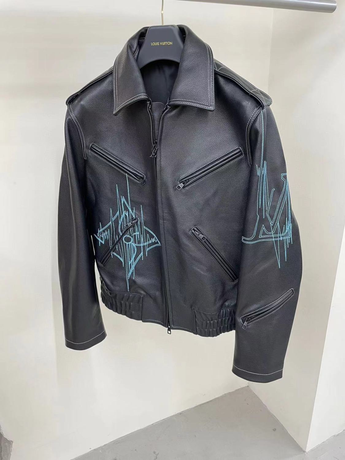 Louis Vuitton Men's Fall And Winter Zipper Decoration Lapel Zipper Drawstring Long Sleeved Cowhide Leather Jacket #98479