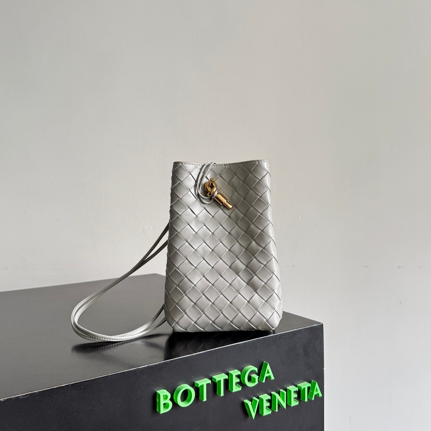 Bottega Veneta Andiamo Mobile Phone Clutch: Intrecciato-woven Leather Clutch Women's Featuring An Iconic Knot Fastening Thin Shoulder Strap Casual Crossbody Style Elegant And Fashionable Bag Bags #196298