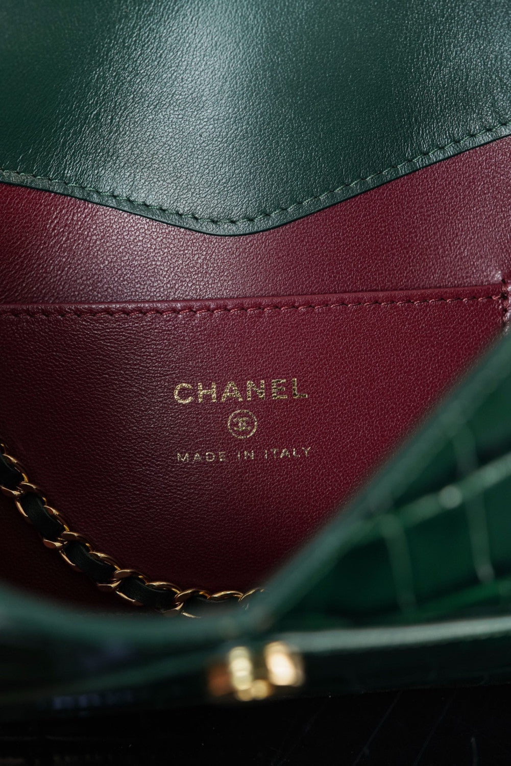 Chanel 26S Crocodile-print Envelope Bag Green Classic Envelope-style Flap Silhouette Matching Leather Shoulder Strap Can Be Worn Crossbody Over The Shoulder Or Carried By Hand Bags Lady #197124
