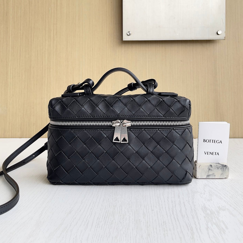Bottega Veneta Bang Bang Women's Gold Accessories Zipper Closure Solid Color Calfskin Shoulder Crossbody Handbag Bag Bags #76533