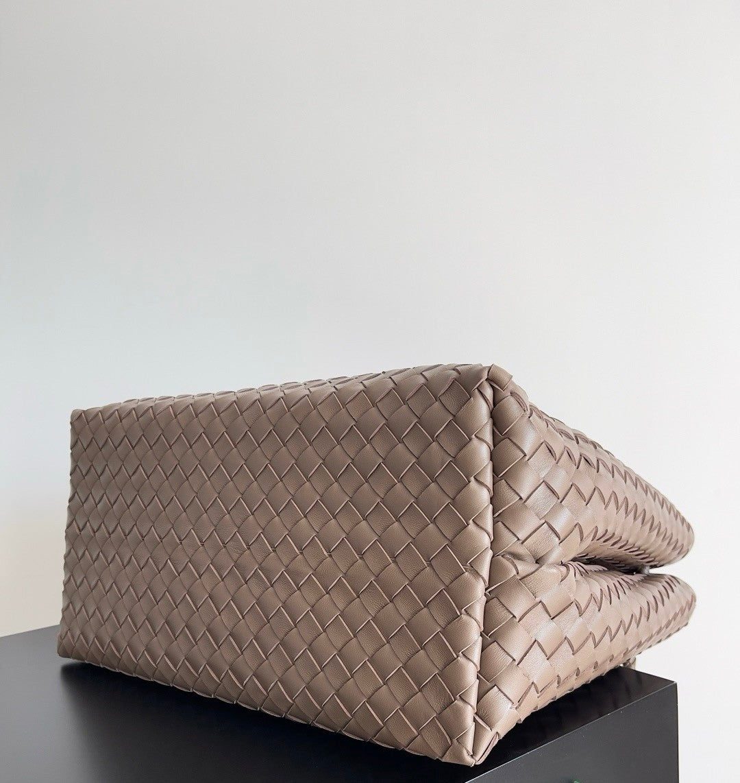Bottega Veneta Large Andiamo Women's Woven Solid Color Magnetic Clasp Closure Sheepskin Tote Bag Bags #76912