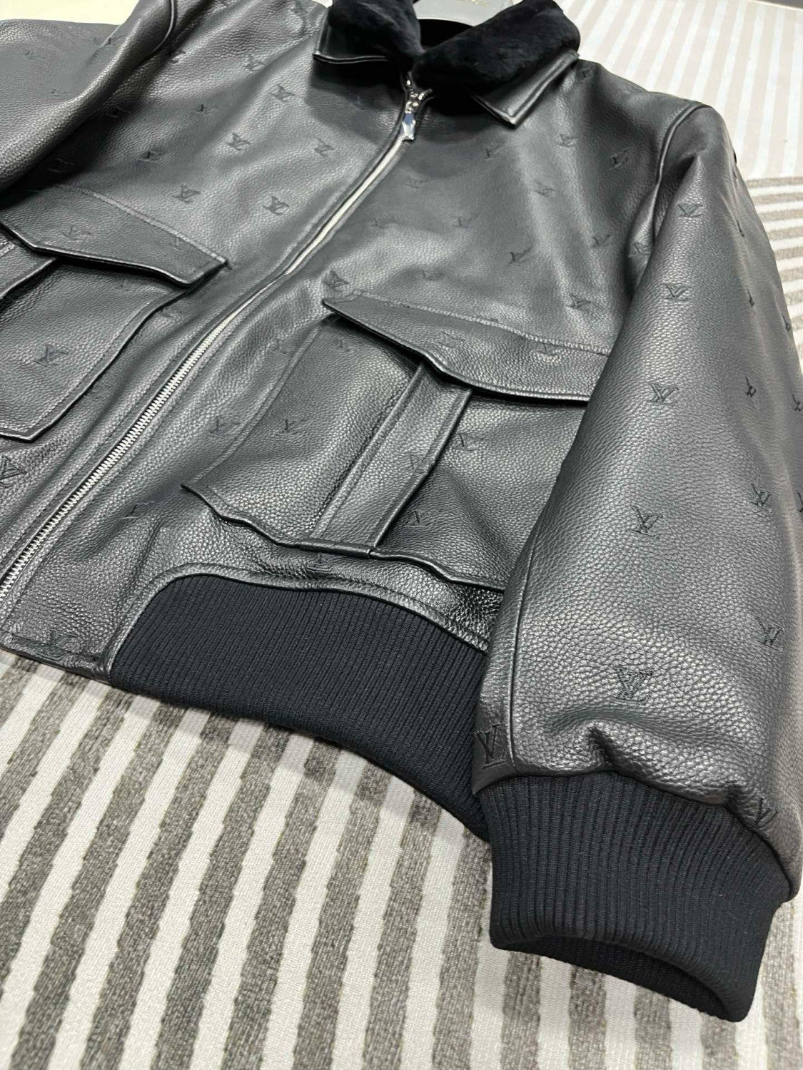 Louis Vuitton Men's Fall/winter Pilot Drawstring Jacket Solid Color Logo Jacquard Hair Collar Colorblocking Leather Jacket Back With Vents #73354