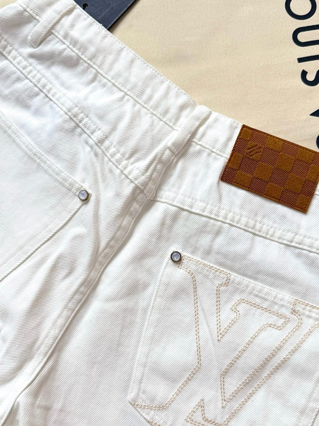 Louis Vuitton Men's Spring/Fall Fashion Classic Solid Color Back Pocket Embroidered White Denim Pants #79553