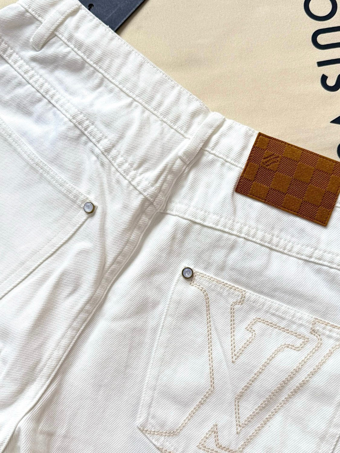 Louis Vuitton Men's Spring/Fall Fashion Classic Solid Color Back Pocket Embroidered White Denim Pants #79553
