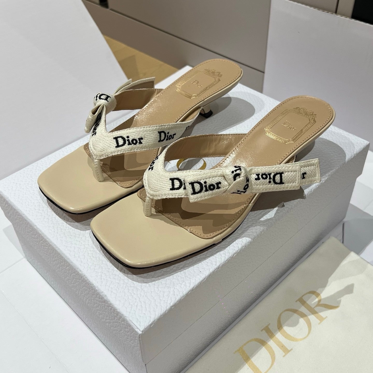 DIOR J Adior Heeled Thong Sandal White Embroidered Cotton and Black Lambskin #385829