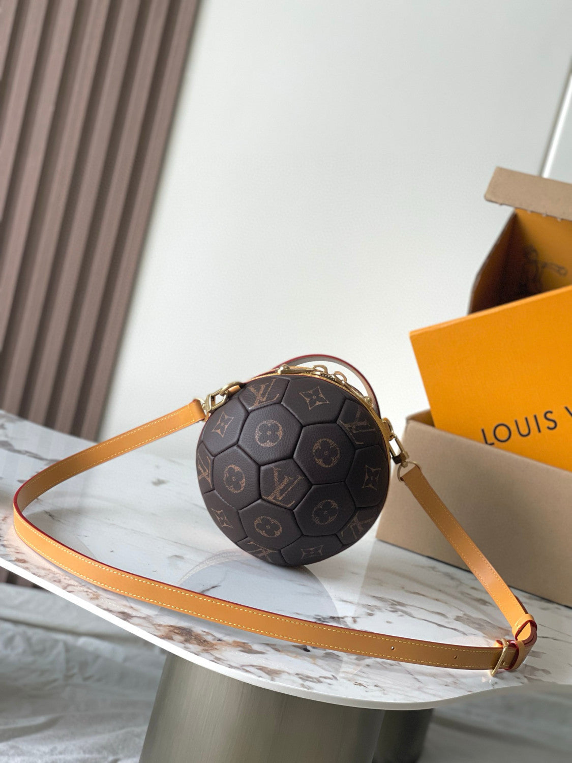 Louis Vuitton SOCCER BALL Women's And Men's Solid Color Classic Print Logo Soccer Bag With Zipper Closure. Cowhide Leather. Shoulder Bag. Crossbody Handbag Bags #78148