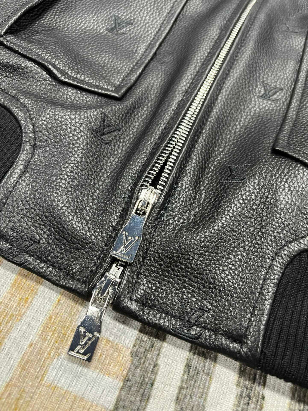 Louis Vuitton Men's Fall/winter Pilot Drawstring Jacket Solid Color Logo Jacquard Hair Collar Colorblocking Leather Jacket Back With Vents #73354