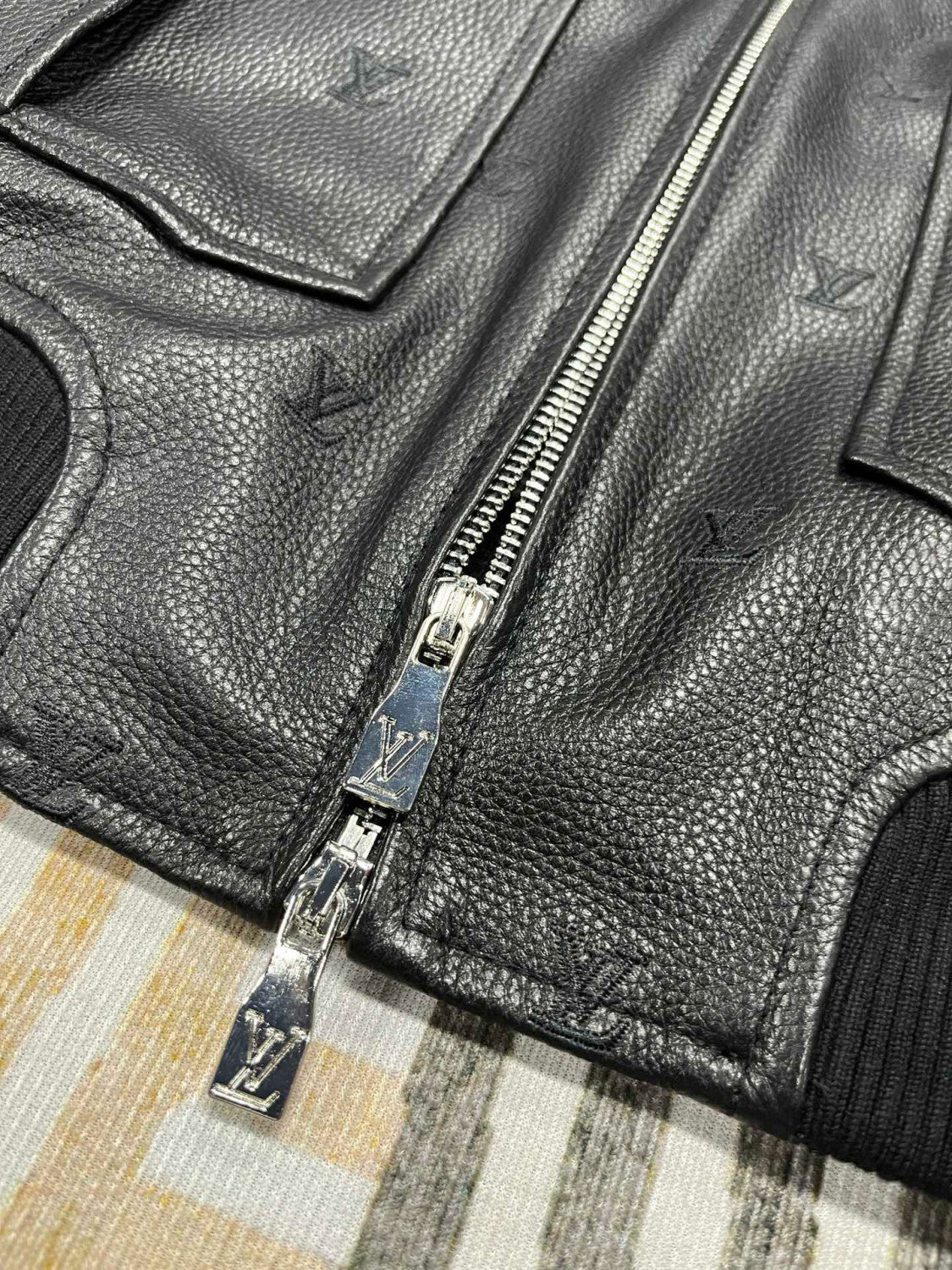 Louis Vuitton Men's Fall/winter Pilot Drawstring Jacket Solid Color Logo Jacquard Hair Collar Colorblocking Leather Jacket Back With Vents #73354