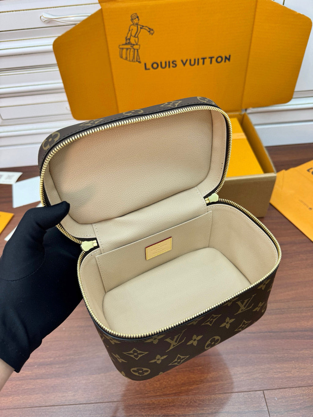Louis Vuitton NICE Women's Brown Nice Mini Makeup Bag with LV Logo Metal Zipper Pull. Leather Handbag Makeup Bag Bags #77968