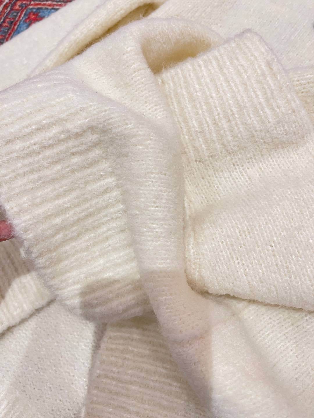 Louis Vuitton Women's Spring and Autumn Solid Color Letter Applique Crew Neck Knitted Sweater #75121