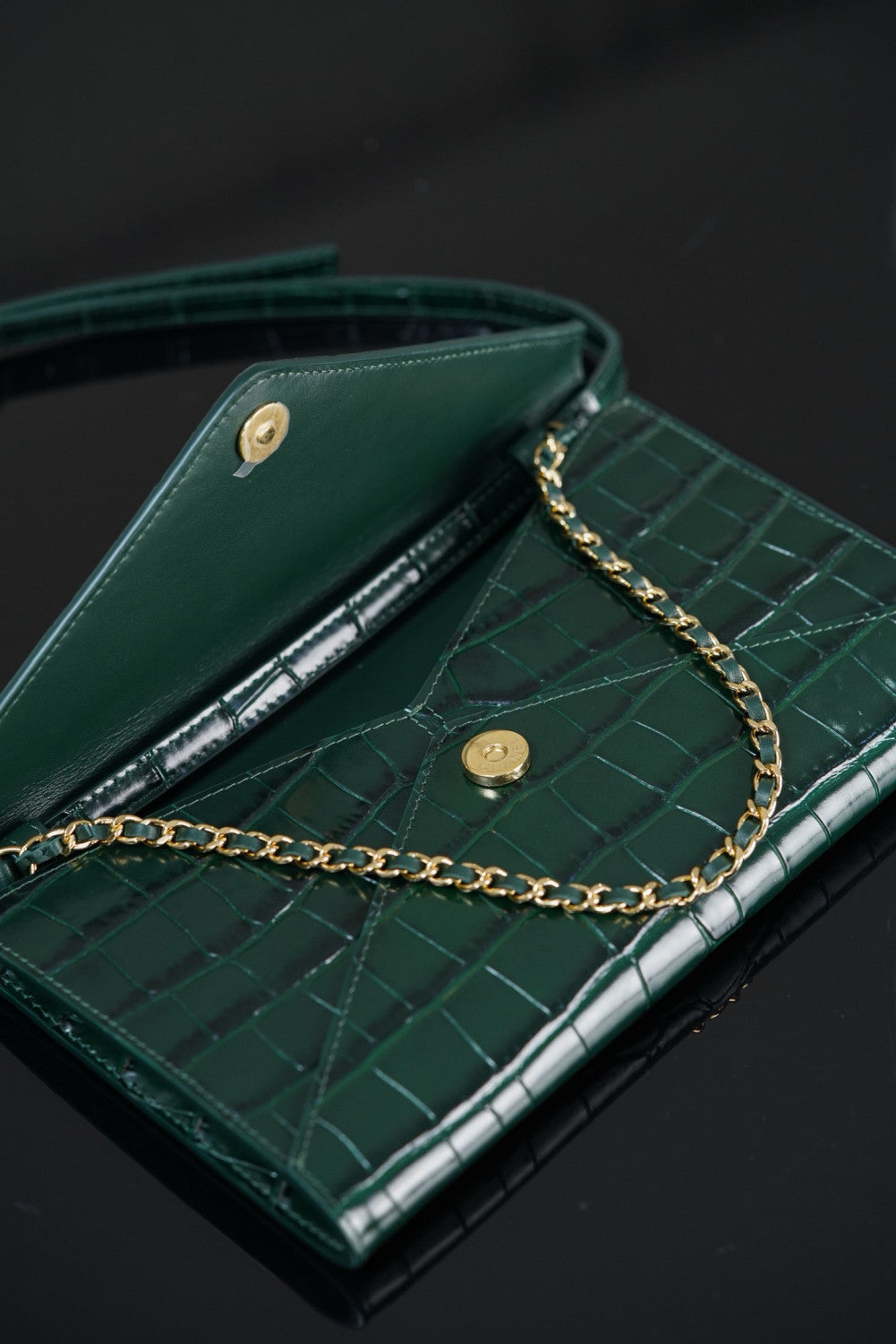 Chanel 26S Crocodile-print Envelope Bag Green Classic Envelope-style Flap Silhouette Matching Leather Shoulder Strap Can Be Worn Crossbody Over The Shoulder Or Carried By Hand Bags Lady #197124