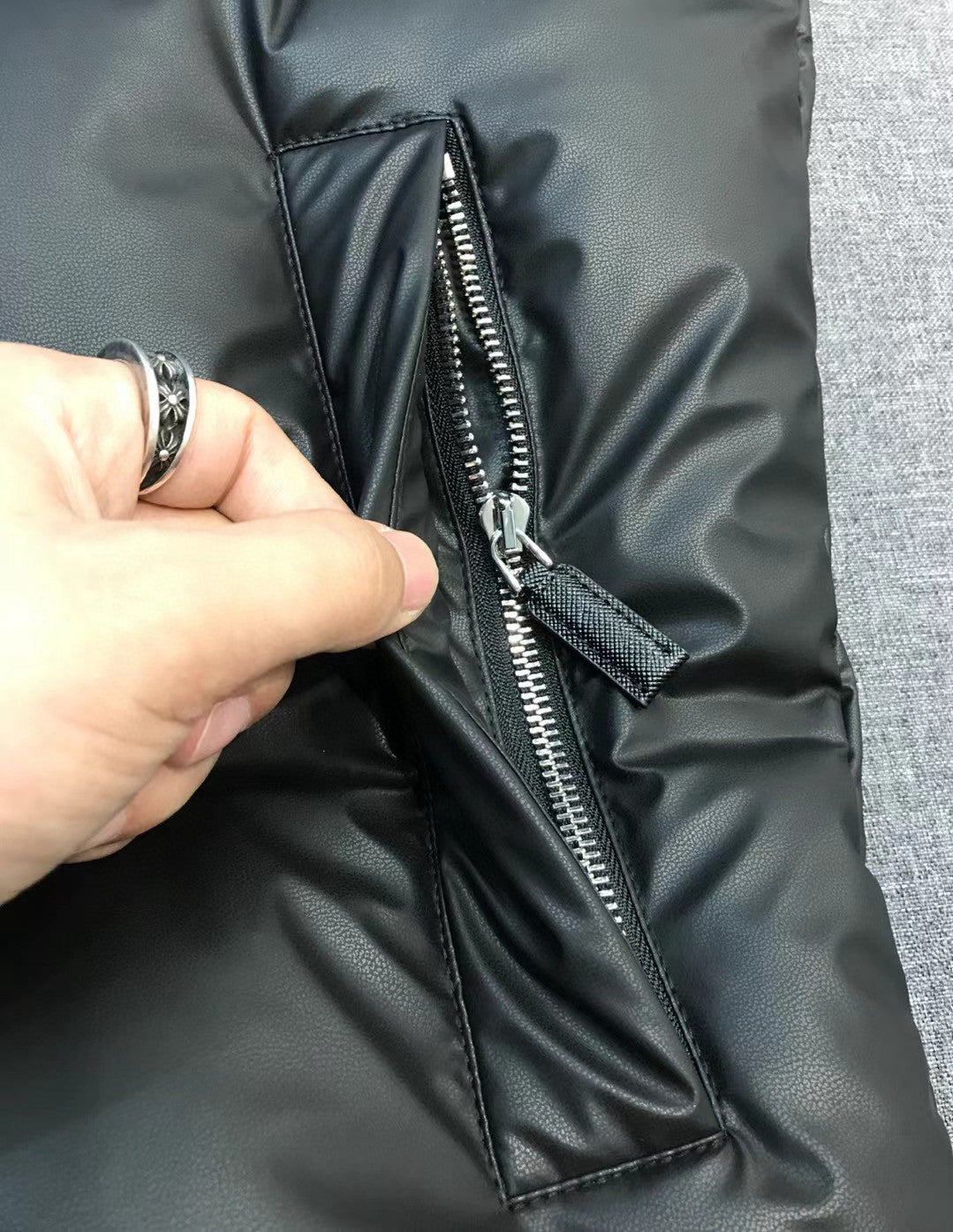 Prada Men's And Women's Autumn/Winter Fashion Classic Solid Color High Neck Zipper Premium Fashion Style Business Casual Leather Down Vest #79435