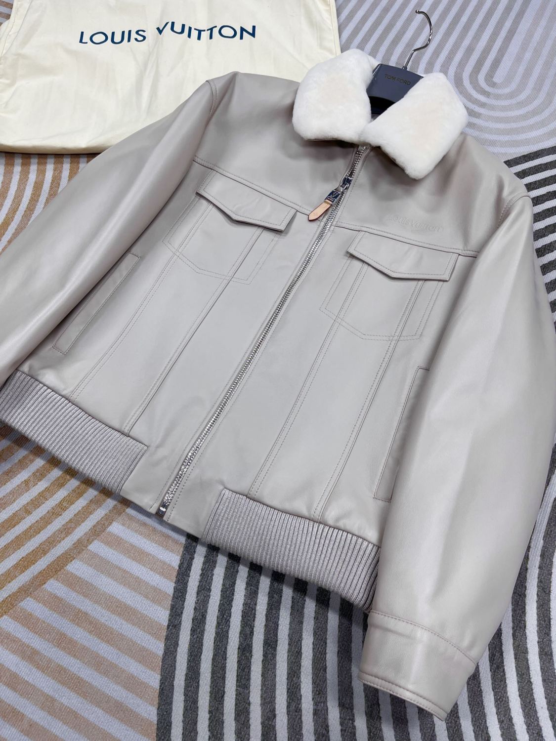 Louis Vuitton Men's Autumn and Winter Solid Color Fur Collar Sheepskin Zipper Long Sleeve Jacket #74719