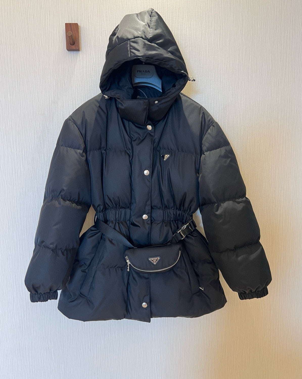 Prada Women's Autumn/Winter Single-Breasted Nylon Belt Long-Sleeved Solid Color Hooded Puffer Down Jacket Ngvp #81482