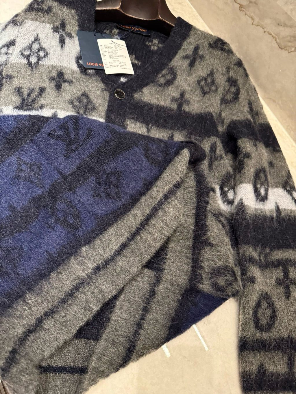 Louis Vuitton MONOGRAM Men's Fall/Winter Fashion Casual V Neck Single Button Classic Print Oversized Sweater Cardigan #79411
