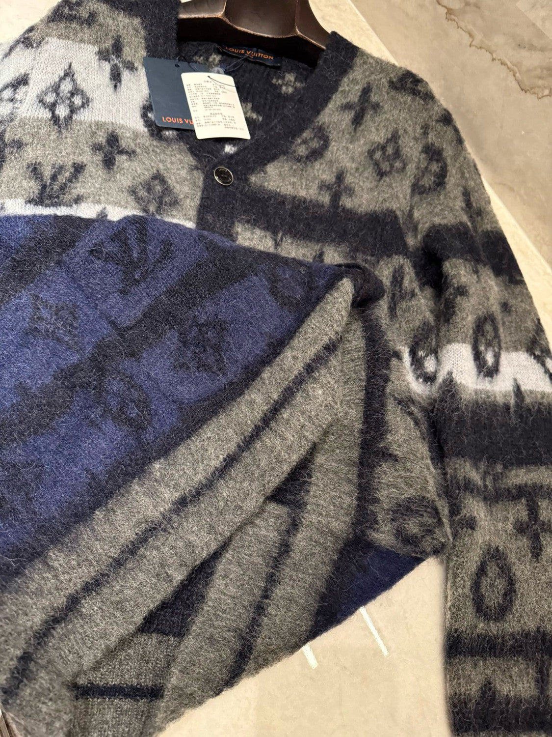 Louis Vuitton MONOGRAM Men's Fall/Winter Fashion Casual V Neck Single Button Classic Print Oversized Sweater Cardigan #79411