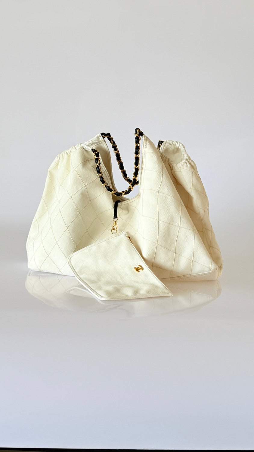 Chanel 26m Coco Beach Large Drawstring Beach Tote Bag In White With Black Double C Logo Stylish Elegant Chain-strap Bags Lady  Bags #197029