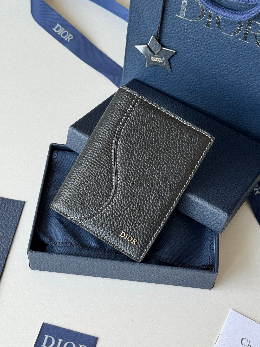 Dior Men's CD lcon Vertical Bifold Card Holder Passport Holder Casual Logo Solid Color Canvas Leather Saddle Passport Cover Wallet Purse Bags Bag 2ADCH169YKK-H00N #81355