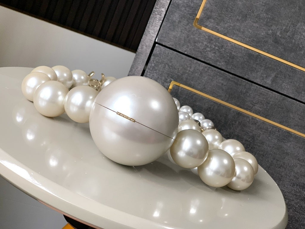 Chanel 2025/26 Fall-winter Collection Pearl Necklace-inspired Structured Evening Clutch Fashionable And Exquisite Girlish-style Handbag Bag Bags #82242A