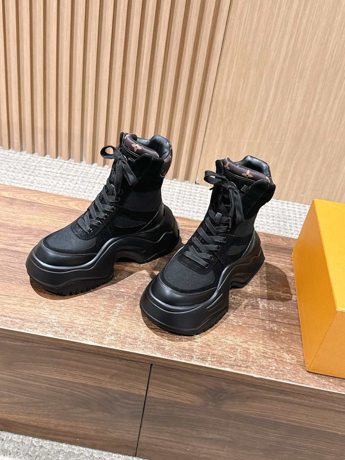 Louis Vuitton Archlight Women's Leather Lace-Up Fashion Ankle Boots Fall/Winter Solid Color Round Toe Chunky Sole Chelsea Boots Casual Shoes with 6cm Heel Height #81734