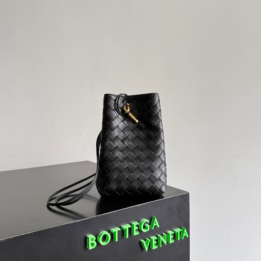 Bottega Veneta Andiamo Mobile Phone Clutch: Intrecciato-woven Leather Clutch Women's Featuring An Iconic Knot Fastening Thin Shoulder Strap Casual Crossbody Style Elegant And Fashionable Bag Bags #196298
