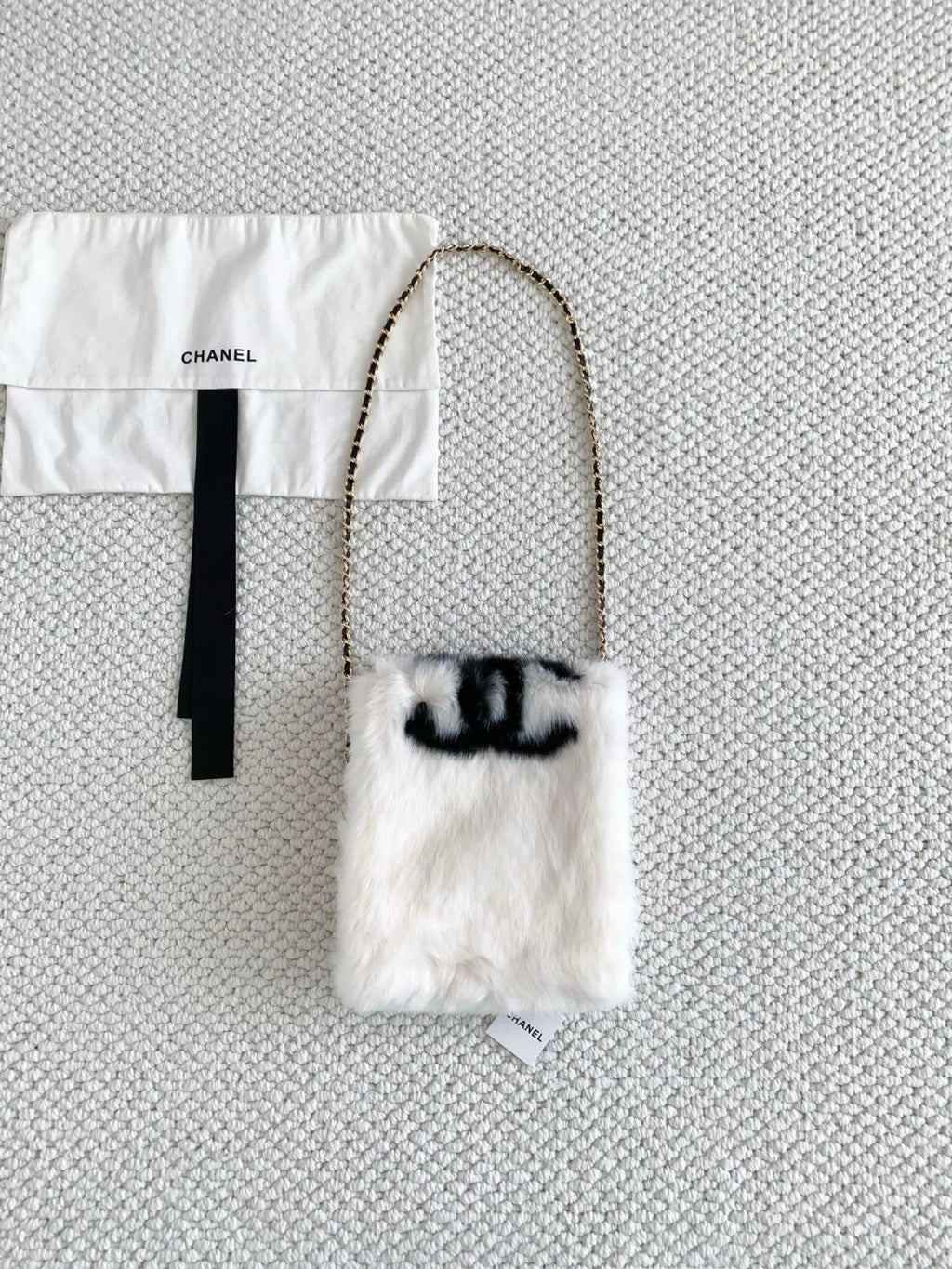 Chanel Autumn/winter Plush Chain Crossbody Bag With Double C Logo Stylish And Trendy Exquisite Handbag In Black And White #192905