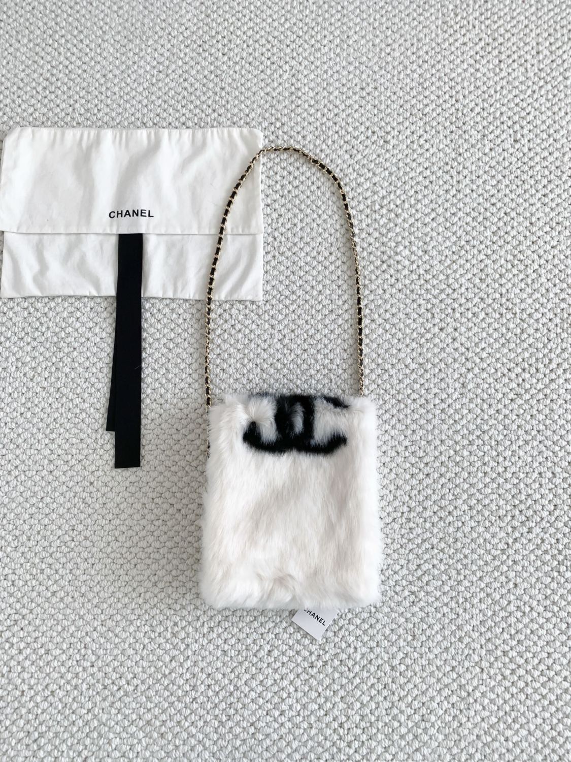 Chanel Autumn/winter Plush Chain Crossbody Bag With Double C Logo Stylish And Trendy Exquisite Handbag In Black And White #192905