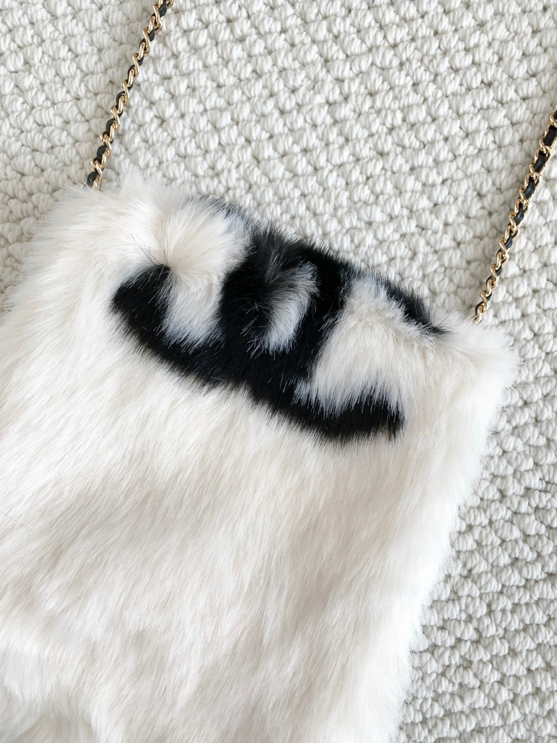 Chanel Autumn/winter Plush Chain Crossbody Bag With Double C Logo Stylish And Trendy Exquisite Handbag In Black And White #192905