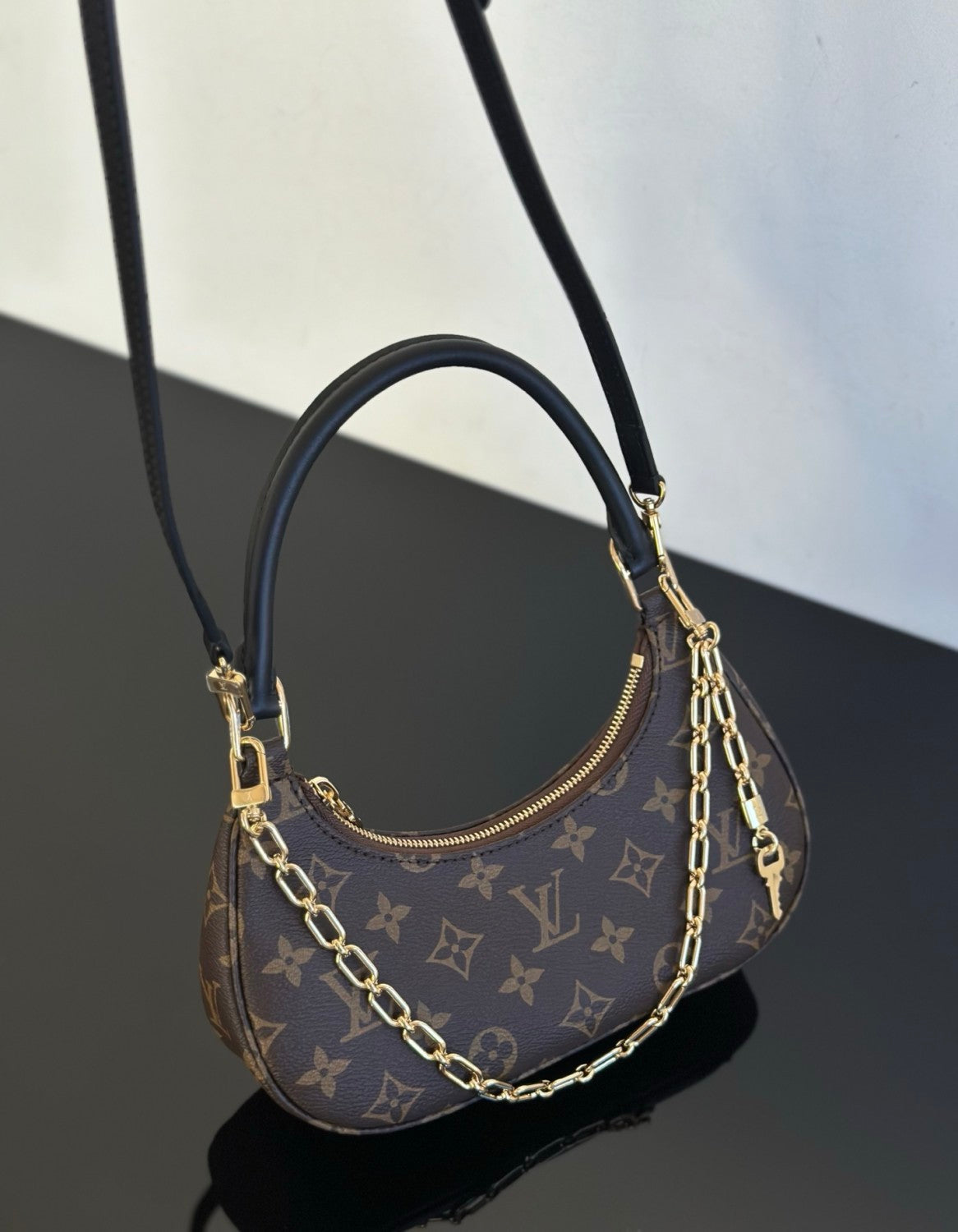 Louis Vuitton 2025 New Crescent Moon Bag. Cathy Small L Monogram Handbag. Comes with Full Packaging #83131A