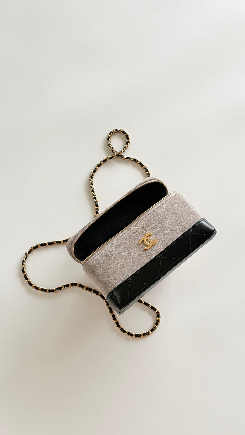 Chanel Vanity With Chain Suede Calfskin Shiny Lambskin Gold-tone Metal #379884