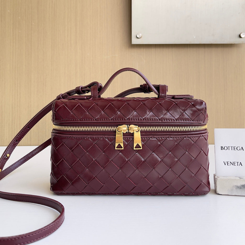 Bottega Veneta Bang Bang Women's Gold Accessories Zipper Closure Solid Color Calfskin Shoulder Crossbody Handbag Bag Bags #76533