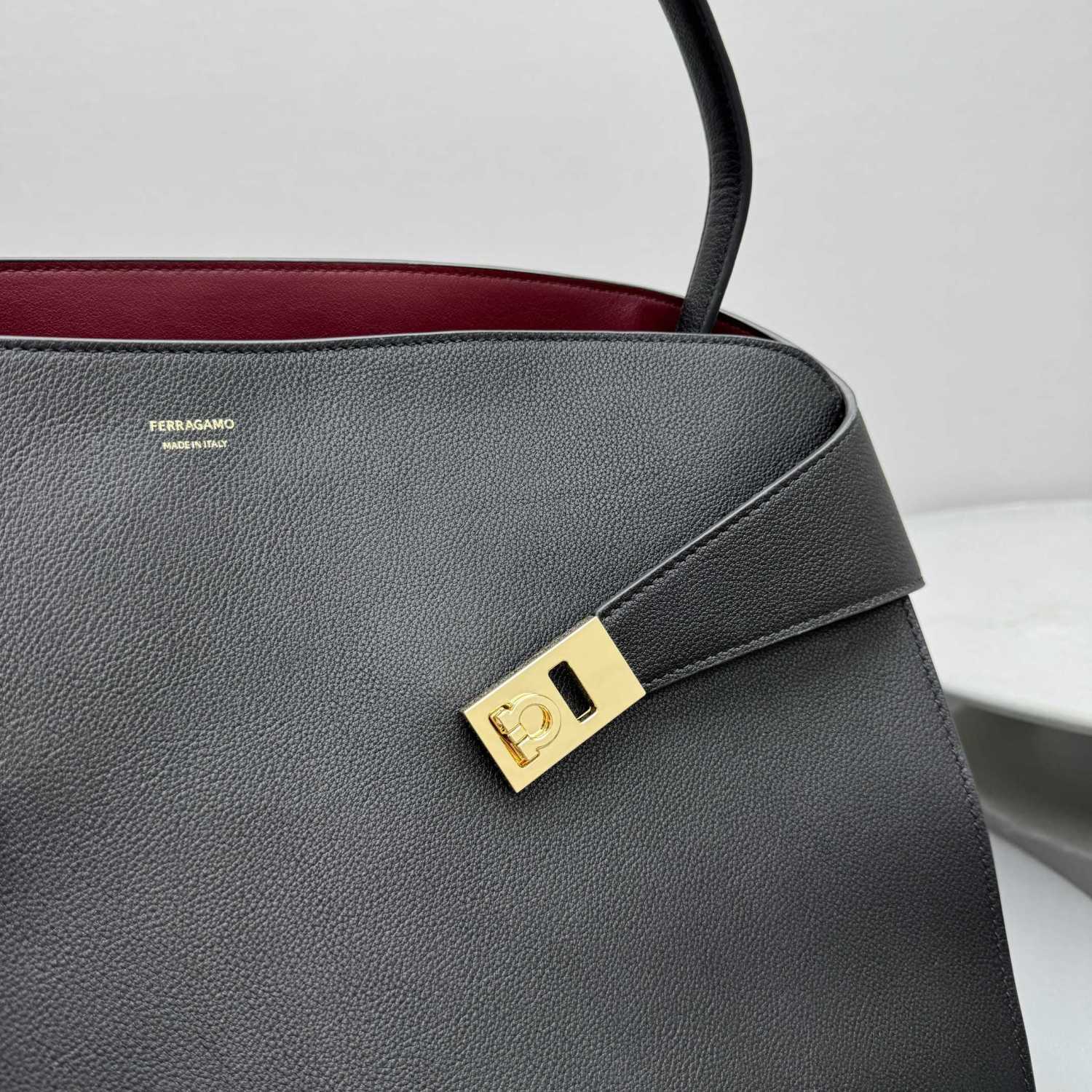 Ferragamo Hug Soft Women's Fashion Classic Leather Two Tone Shoulder Bag Tote Handbag Bag Bags #79436