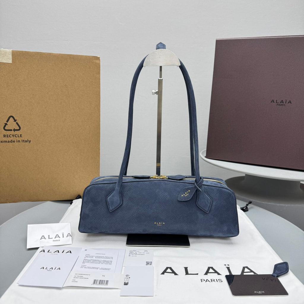 Alaïa Raspberry Le Teckel Medium Bag in Nubuck #320545