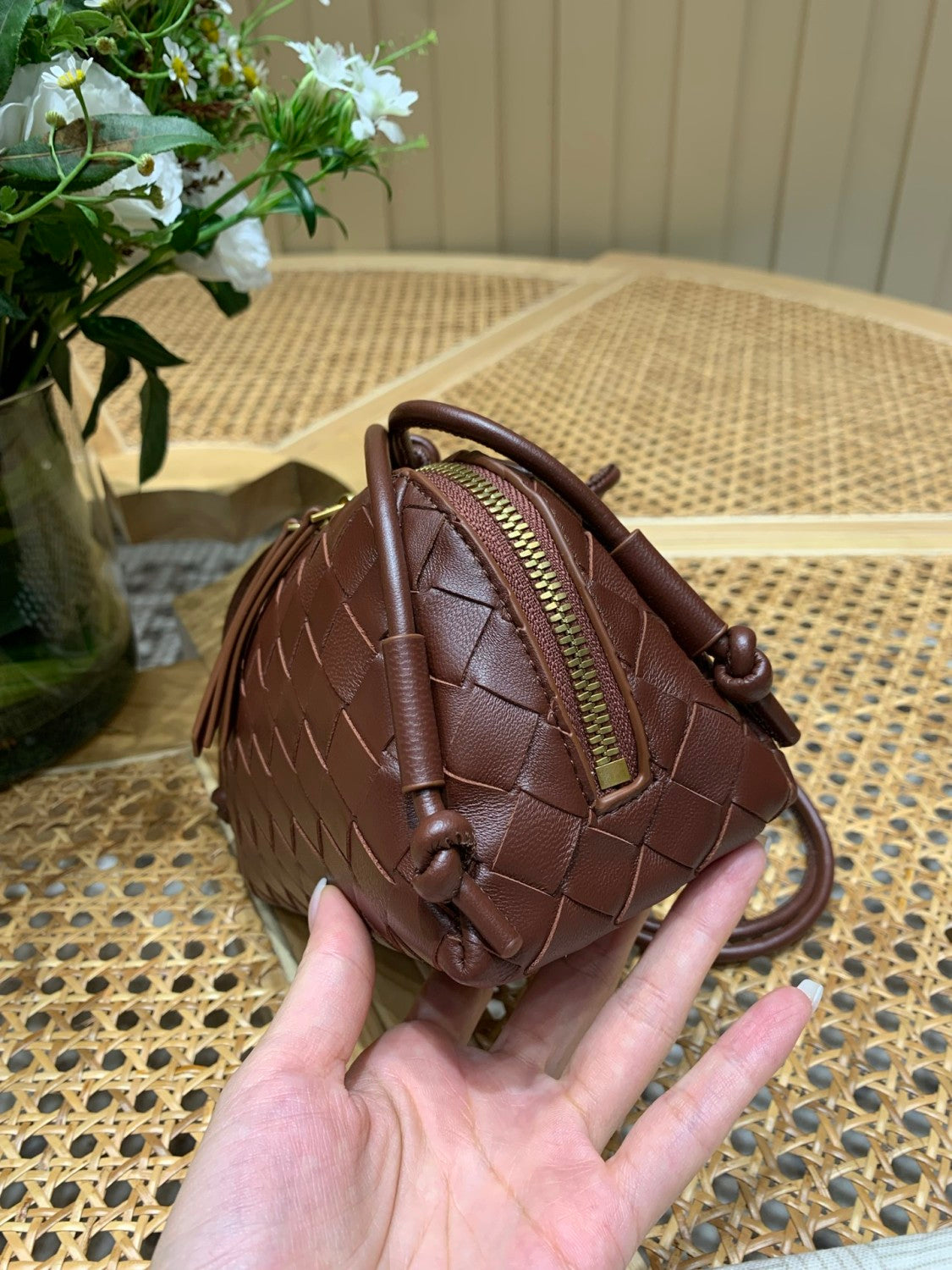 Bottega Veneta Women's Concert Intrecciato Weave Adjustable Tubular Shoulder Strap Sliding Knotted Sheepskin Clutch #332754