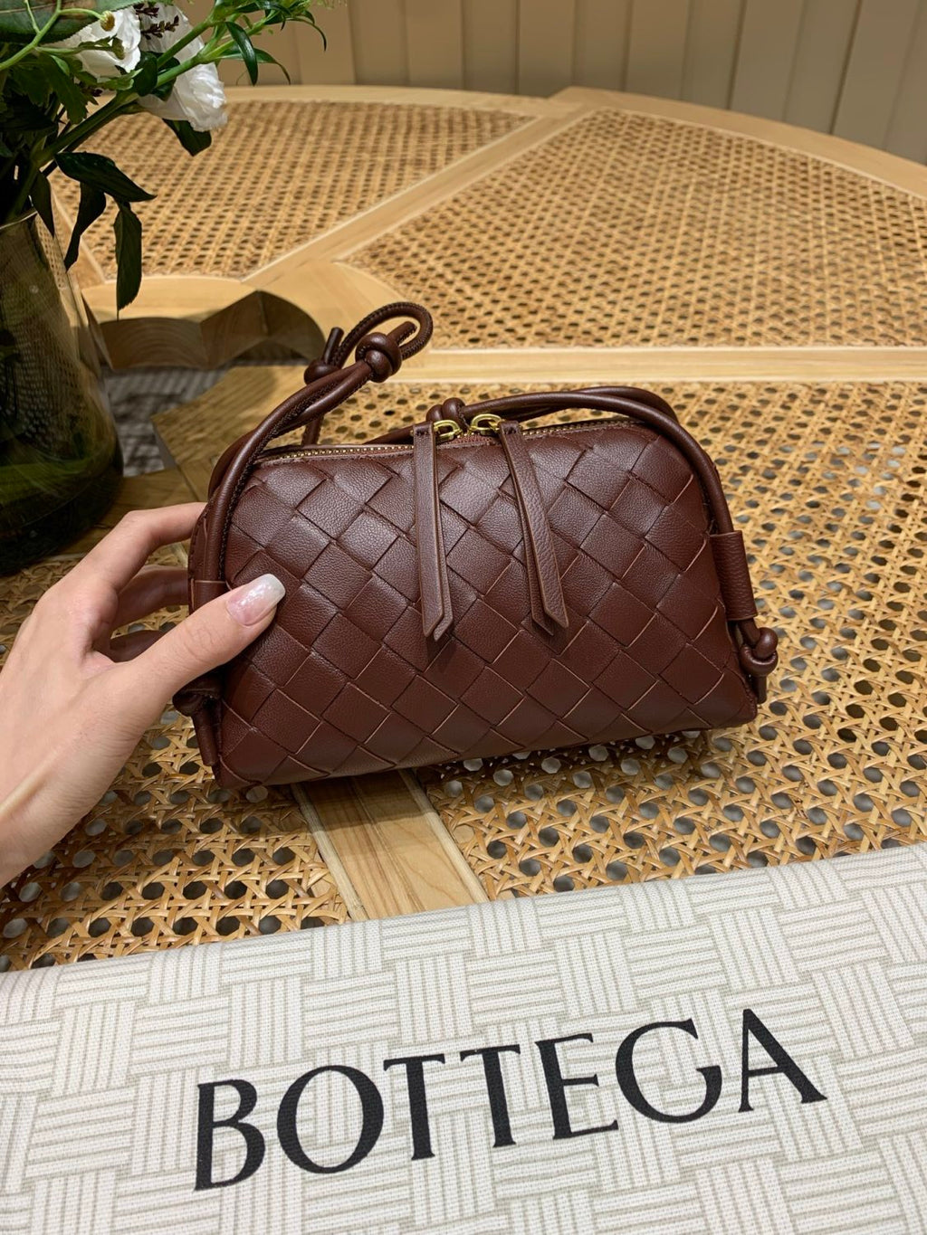 Bottega Veneta  Concert Clutch Intrecciato-woven Leather Clutch Women's Slim-strap Casual Crossbody Bag Elegant And Stylish Bags #196293