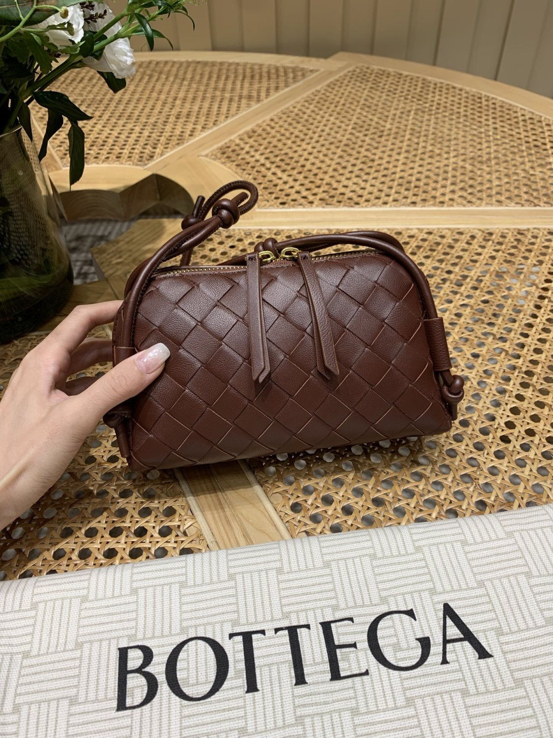 Bottega Veneta  Concert Clutch Intrecciato-woven Leather Clutch Women's Slim-strap Casual Crossbody Bag Elegant And Stylish Bags #196293