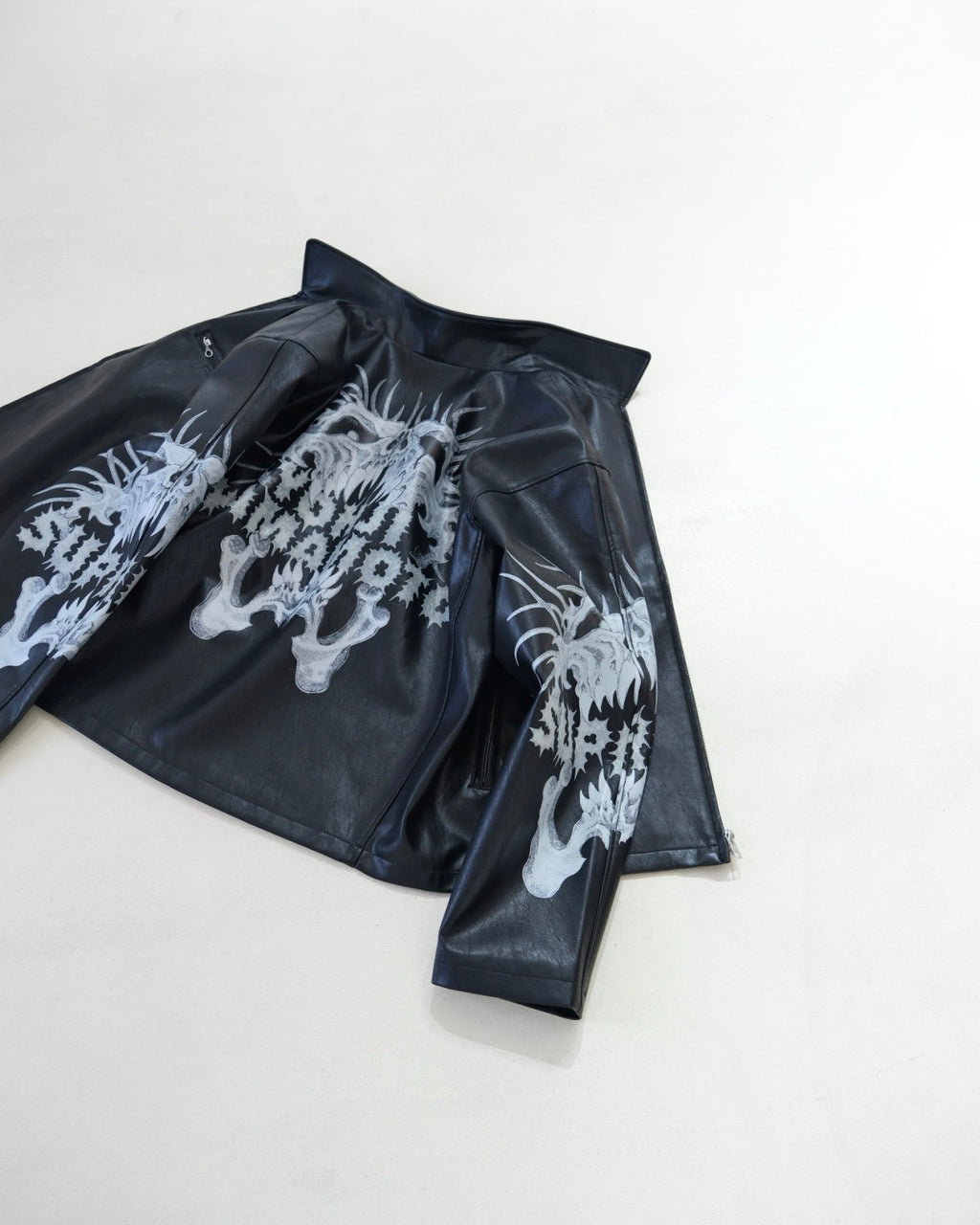 Supreme x Y's by Yohji Yamamoto Men's and Women's FW25 WEEK3 Leather Fitted Casual Jacket With Printed Sleeves And Zip Closure #332325