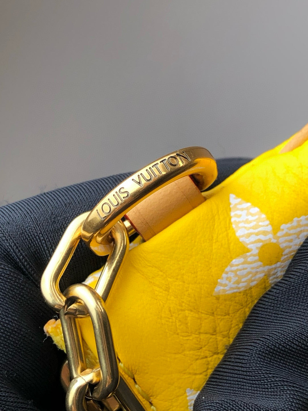 Louis Vuitton Women's Fashion Classic Yellow Logo Zipper Closure Leather Shoulder Bag Handbags In Small Medium And Large Sizes Crossbody Bag Bags #78662