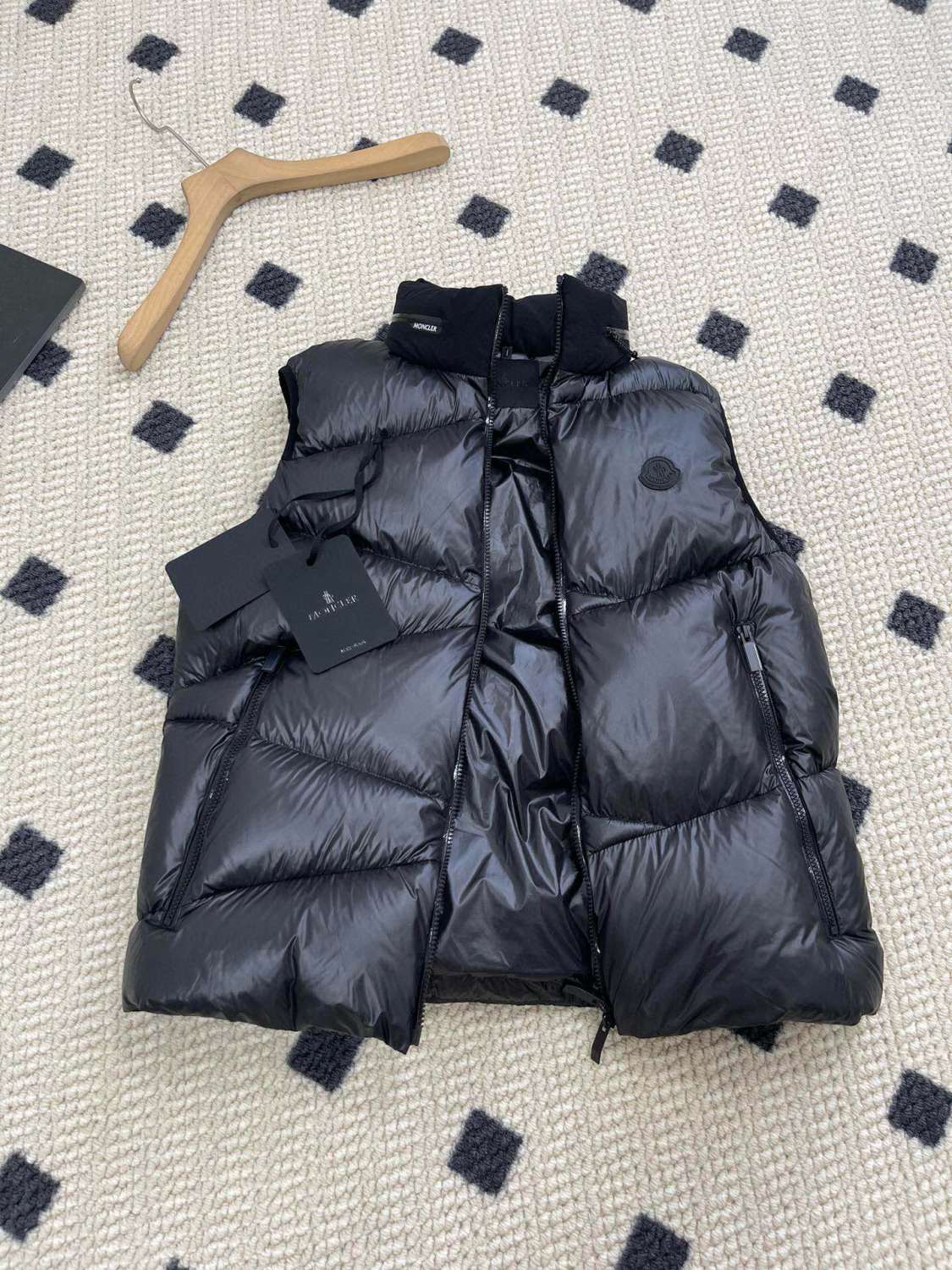 Moncler Men's Autumn and Winter Solid Color Zipper Standing Collar Puffer Down Vest #73659