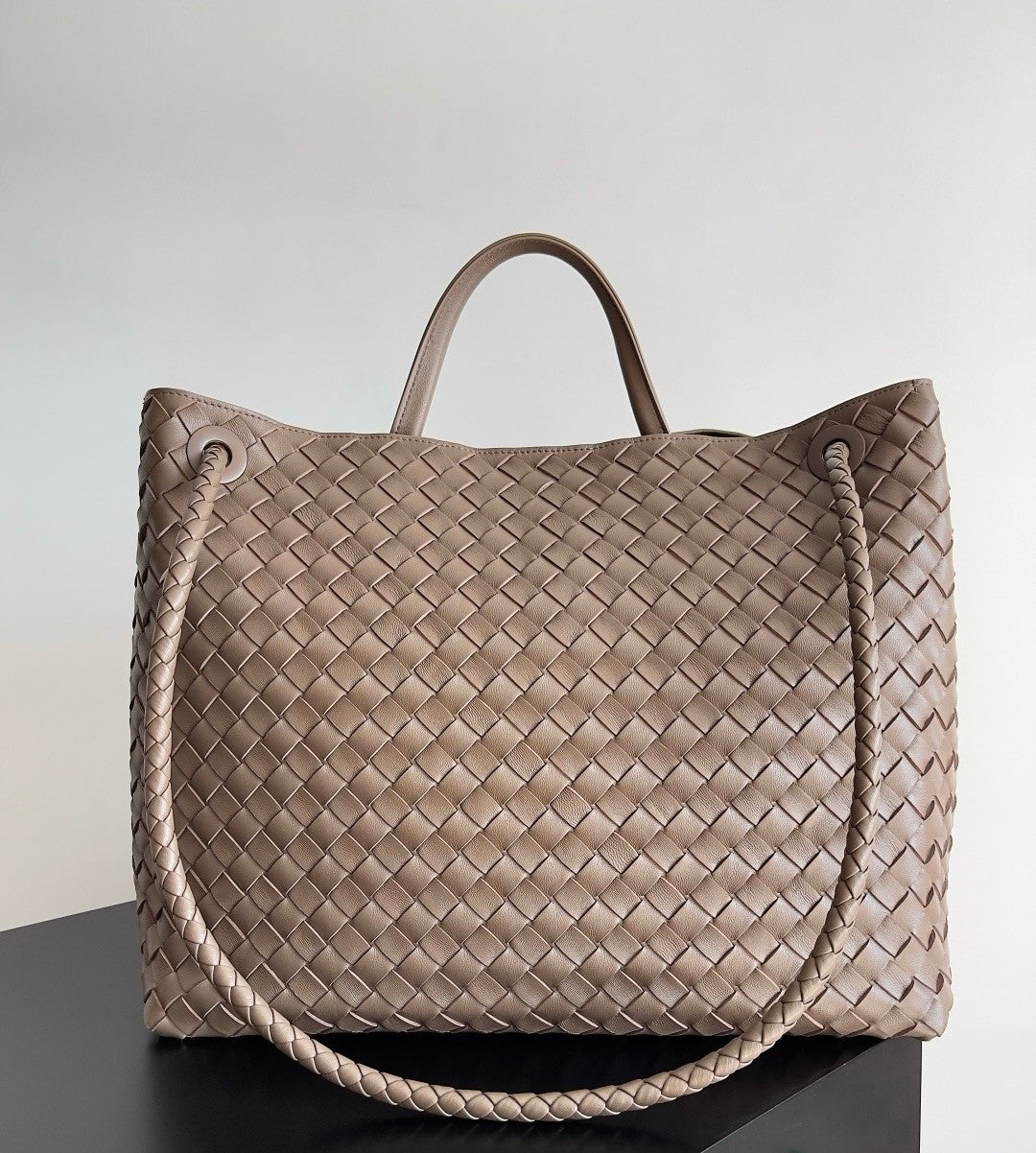 Bottega Veneta Large Andiamo Women's Woven Solid Color Magnetic Clasp Closure Sheepskin Tote Bag Bags #76912