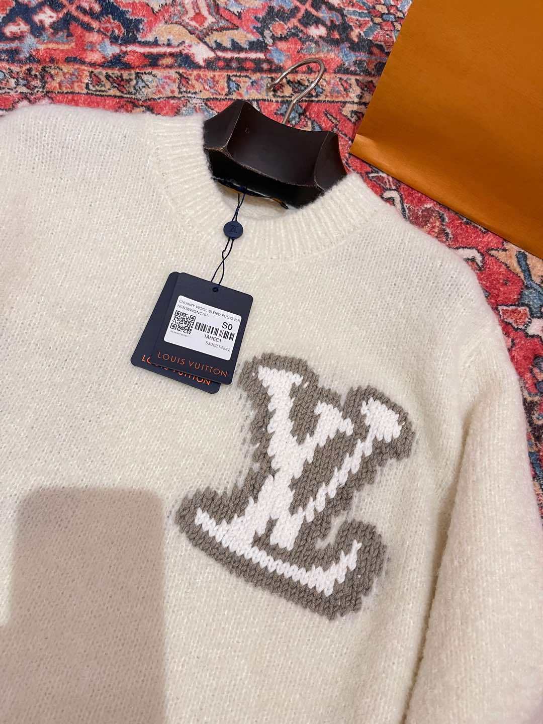Louis Vuitton Women's Spring and Autumn Solid Color Letter Applique Crew Neck Knitted Sweater #75121