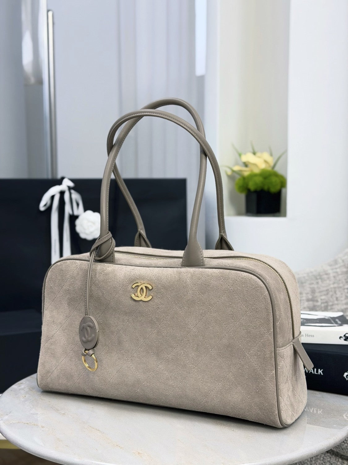 Chanel 𝟐𝟔𝐒 Vintage Suede Bowling Bag Classic Diamond-quilted Design With Metallic Double C Logo Large Capacity Tote Bag Bags #197473