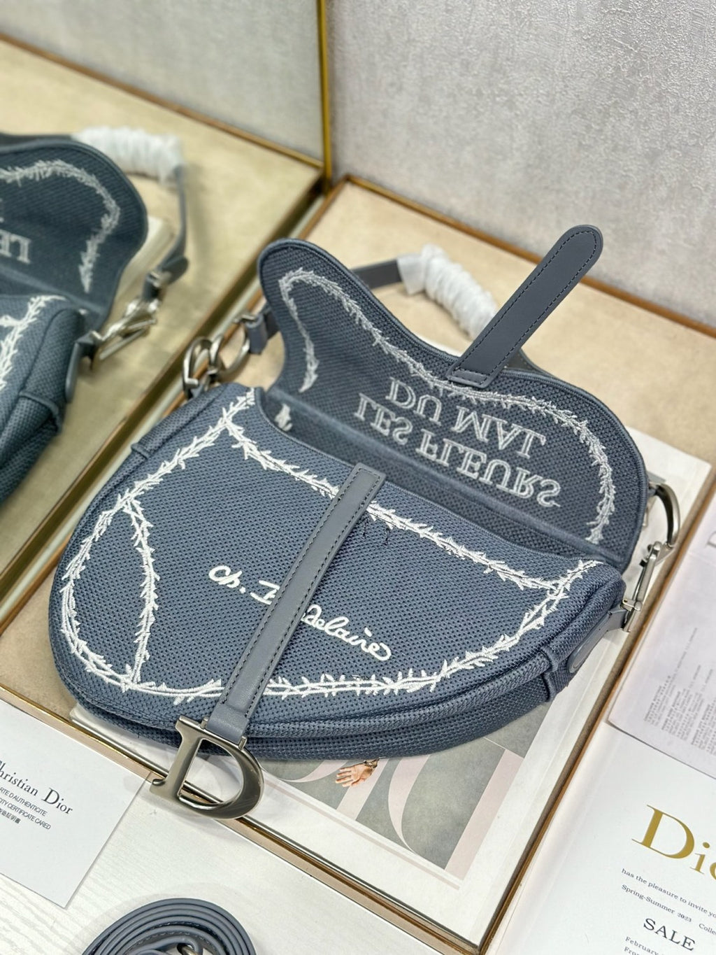 Dior Saddle Bag Blue Base With White' Book Cover' Embroidery ' Les Fleurs Du Mal' Motif Stirrup And D-ring Charm Vintage Silver-coloured Handbag Shoulder Bag And Crossbody Bags M0469VEHQ_M49I #197373