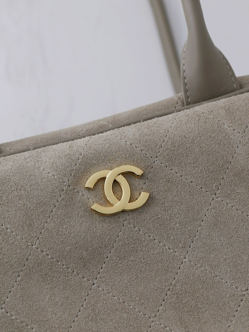 Chanel 𝟐𝟔𝐒 Vintage Suede Bowling Bag Classic Diamond-quilted Design With Metallic Double C Logo Large Capacity Tote Bag Bags #197473