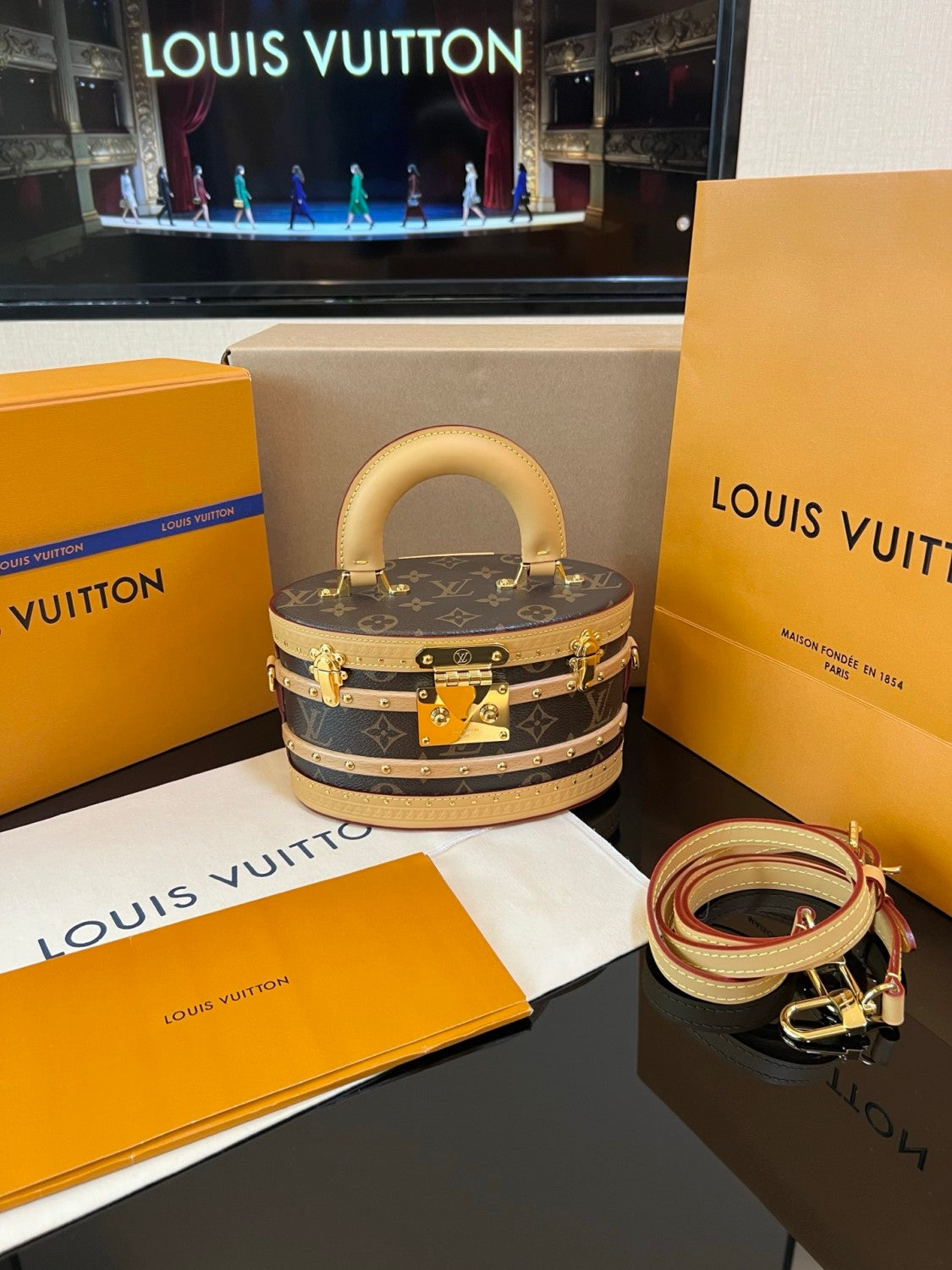 Louis Vuitton Ellis Handbags New Vintage-print Oval Hard-shell Clutch Leather Shoulder Strap Crossbody Bags Artisanal Handbag Bag M24843 #196189