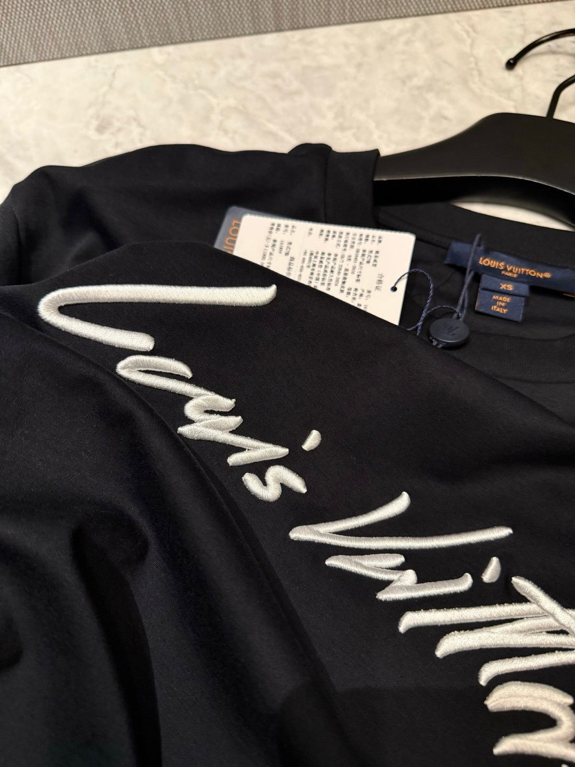 LOUIS VUITTON Women's and Men's Handwritten Logo T-shirt Simple Basic Style Embroidered letters ##332341