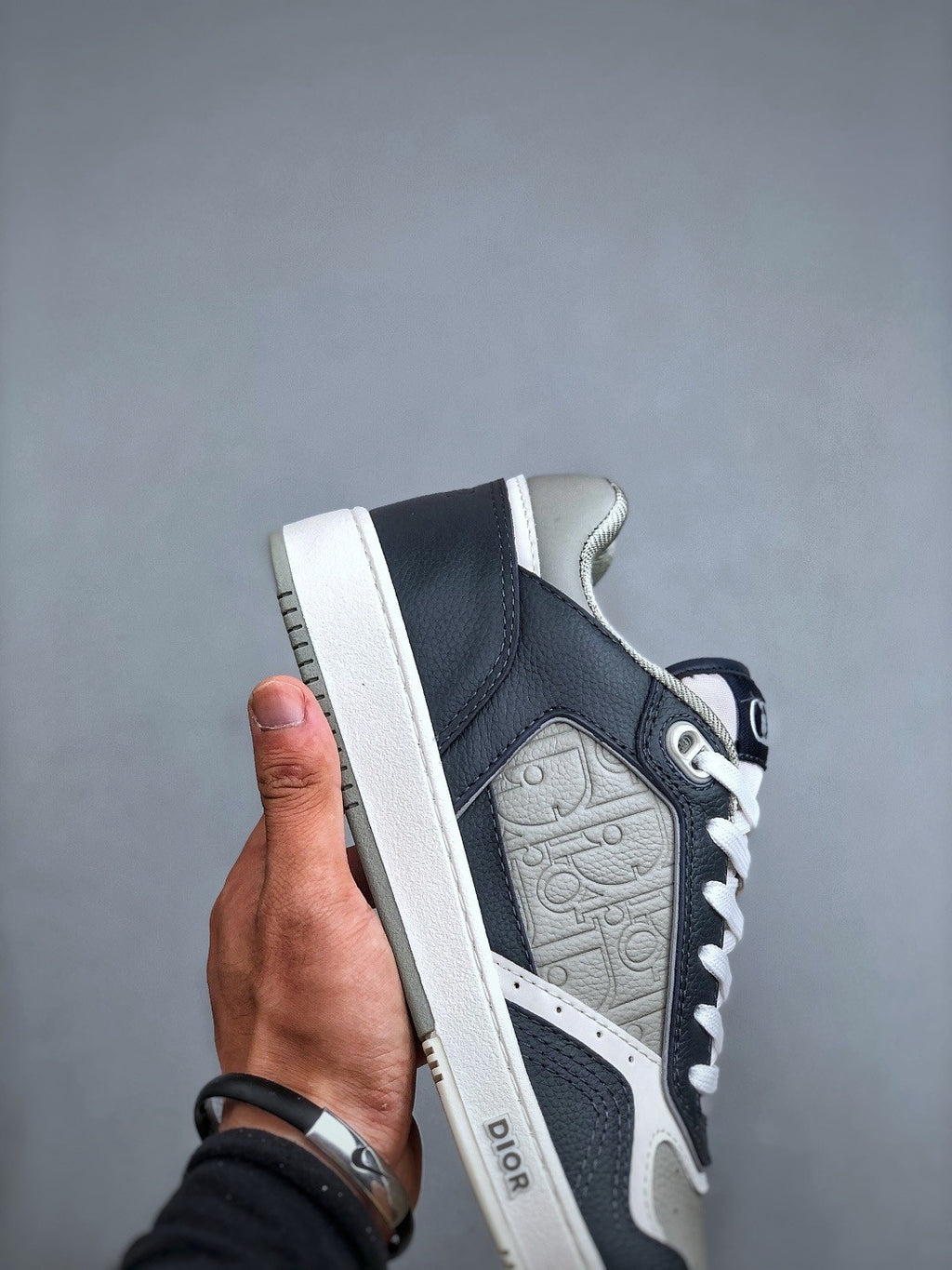 DIOR Leather B27 Uptown Low-Top Sneaker Grained Calfskin with Dior Gray Dior Gravity #335542