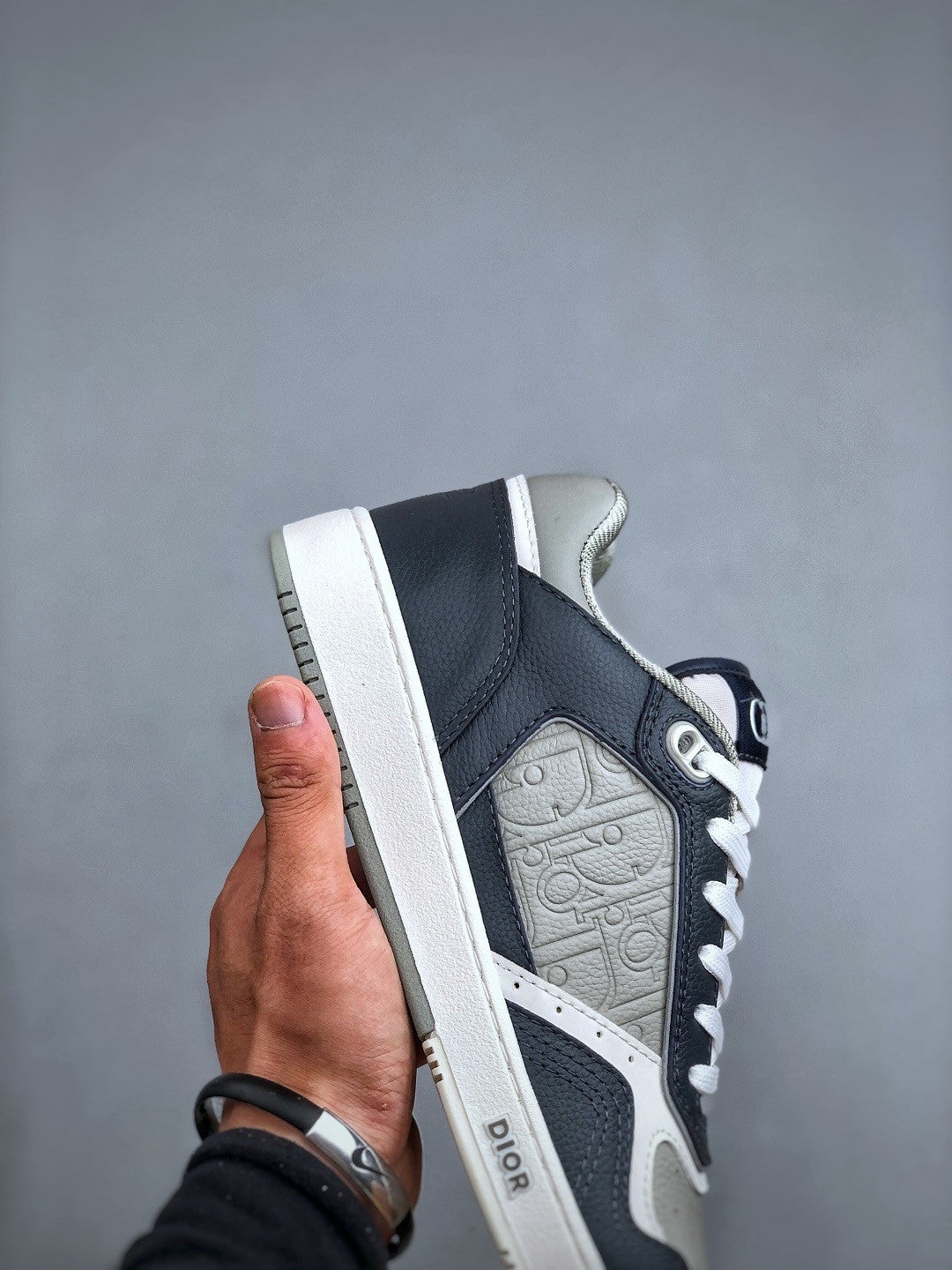 DIOR Leather B27 Uptown Low-Top Sneaker Grained Calfskin with Dior Gray Dior Gravity #335542